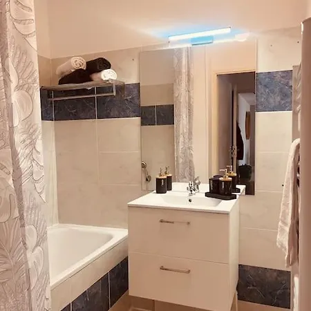 Elsa / P3 + Parking * Nîmes