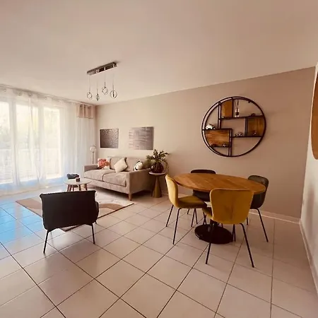 Elsa / P3 + Parking * Nîmes